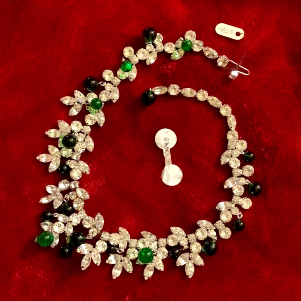Beautiful vintage authentic Kramer necklace